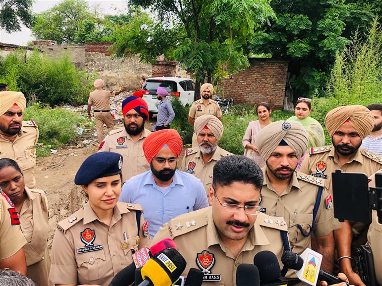 ਯੁੱਧ ਨਸ਼ਿਆਂ ਵਿਰੁਧ ਮੋਹਾਲੀ ਪੁਲਿਸ ਨੇ ਐਨ ਡੀ ਪੀ ਐਸ ਅਤੇ ਆਬਕਾਰੀ ਐਕਟ ਸਮੇਤ 12 ਅਪਰਾਧਿਕ ਮਾਮਲਿਆਂ ਵਿੱਚ ਸ਼ਾਮਲ ਪਿਓ-ਪੁੱਤਰ ਦੀ ਗੈਰ-ਕਾਨੂੰਨੀ ਉਸਾਰੀ ਢਾਹੀ
