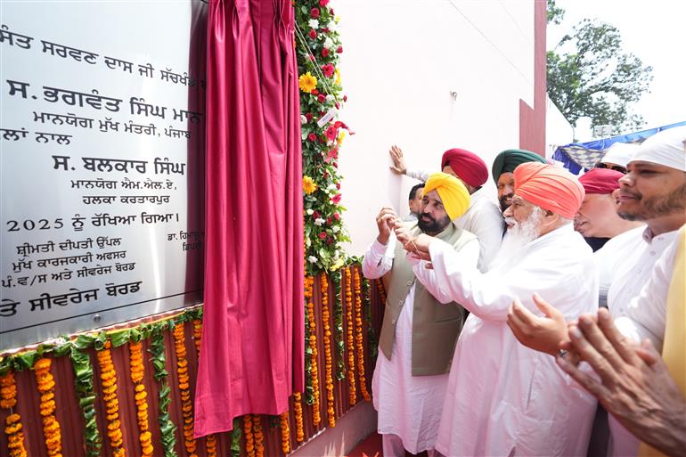 ਮੁੱਖ ਮੰਤਰੀ ਤੇ ਸੰਤ ਨਿਰੰਜਨ ਦਾਸ ਜੀ ਨੇ ਡੇਰਾ ਸੱਚਖੰਡ ਬੱਲਾਂ ਵਿਖੇ ਐਸ.ਟੀ.ਪੀ. ਦਾ ਨੀਂਹ ਪੱਥਰ ਰੱਖਿਆ