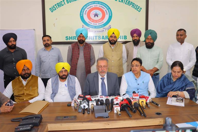 ਸਿਹਤ ਮੰਤਰੀ ਡਾ. ਬਲਬੀਰ ਸਿੰਘ ਨੇ ਮੁੱਖ ਮੰਤਰੀ ਸਿਹਤ ਯੋਜਨਾ ਤਹਿਤ ਬਣ ਰਹੇ ਕਾਰਡਾਂ ਦੀ ਸਮੀਖਿਆ ਕੀਤੀ