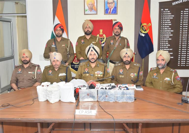 ਅੰਮ੍ਰਿਤਸਰ ਵਿੱਚ ਵੱਖ-ਵੱਖ ਨਸ਼ੀਲੇ ਪਦਾਰਥਾਂ ਅਤੇ ਗੈਰ-ਕਾਨੂੰਨੀ ਹਥਿਆਰਾਂ ਦੀ ਤਸਕਰੀ ਮਾਡਿਊਲ ਨਾਲ ਜੁੜੇ 10 ਵਿਅਕਤੀ ਕਾਬੂ; 5.4 ਕਿਲੋਗ੍ਰਾਮ ਹੈਰੋਇਨ, 3 ਪਿਸਤੌਲ ਬਰਾਮਦ