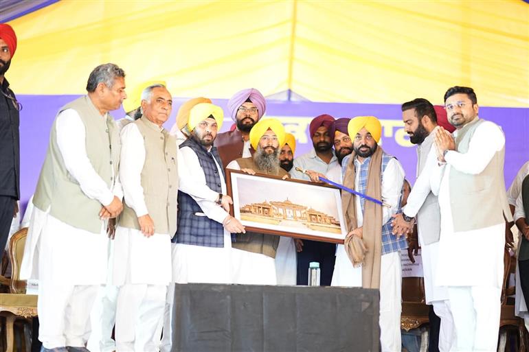 ਅਸੀਂ ਸਰਕਾਰੀ ਸਕੂਲਾਂ ਦੇ ਅਧਿਆਪਕਾਂ ਨੂੰ ਸਿਖਲਾਈ ਲਈ ਵਿਦੇਸ਼ ਭੇਜ ਰਹੇ ਹਾਂ ਤਾਂ ਜੋ ਸਾਡੇ ਬੱਚਿਆਂ ਨੂੰ ਪੜ੍ਹਨ ਲਈ ਵਿਦੇਸ਼ ਨਾ ਜਾਣਾ ਪਵੇ: ਮੁੱਖ ਮੰਤਰੀ ਭਗਵੰਤ ਸਿੰਘ ਮਾਨ