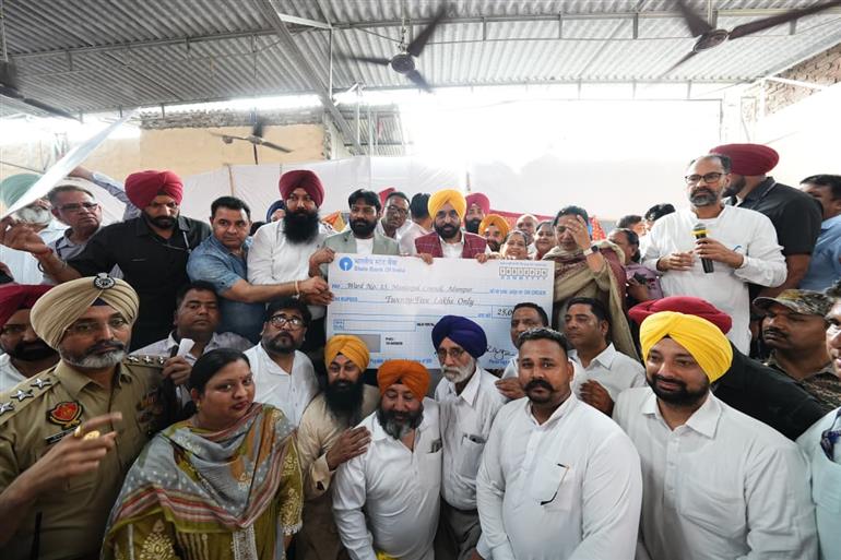 ਮੁੱਖ ਮੰਤਰੀ ਭਗਵੰਤ ਸਿੰਘ ਮਾਨ ਵੱਲੋਂ ਆਦਮਪੁਰ ਦੇ ਸਕੂਲ ਆਫ਼ ਐਮੀਨੈਂਸ ਵਿਖੇ ਵਿਦਿਆਰਥੀਆਂ ਨਾਲ ਮੁਲਾਕਾਤ