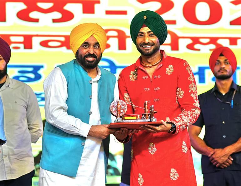 ਪਿਛਲੀਆਂ ਸਰਕਾਰਾਂ ਦੀ ਨਾਕਾਮੀ ਕਾਰਨ ਸੱਭਿਆਚਾਰਕ ਮੇਲੇ ਲੱਗਣੋਂ ਹਟ ਗਏ ਸਨ, ਹੁਣ ‘ਰੰਗਲੇ ਪੰਜਾਬ’ ਦੇ ਰੰਗ ਦਿਸਣ ਲੱਗੇ ਹਨ: ਮੁੱਖ ਮੰਤਰੀ ਭਗਵੰਤ ਸਿੰਘ ਮਾਨ