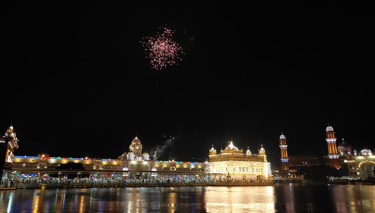 ਸ੍ਰੀ ਦਰਬਾਰ ਸਾਹਿਬ ਵਿਖੇ ਗੁਰਪੁਰਬ ਮੌਕੇ ਤੇਜ਼ ਬਰਸਾਤ ‘ਚ ਵੀ ਹੋਈ ਅਲੌਕਿਕ ਆਤਿਸ਼ਬਾਜ਼ੀ