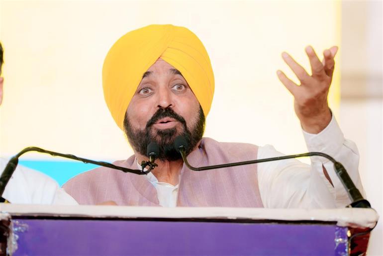 ਕਾਂਗਰਸ ਅਤੇ ਅਕਾਲੀਆਂ ਨੇ ਗਰੀਬਾਂ ਤੋਂ ਸਿੱਖਿਆ ਖੋਹ ਕੇ ਅਤੇ ਸਕਾਲਰਸ਼ਿਪ ਦਾ ਪੈਸੇ ਹੜੱਪ ਕੇ ਬਾਬਾ ਸਾਹਿਬ ਅੰਬੇਡਕਰ ਦੀ ਪਿੱਠ ਵਿੱਚ ਛੁਰਾ ਮਾਰਿਆ: ਮੁੱਖ ਮੰਤਰੀ ਭਗਵੰਤ ਸਿੰਘ ਮਾਨ