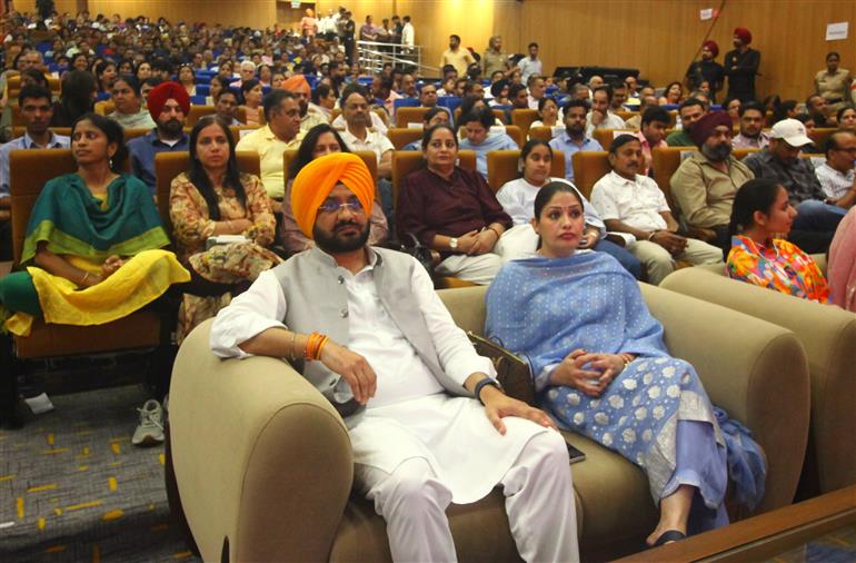 ‘ਹਮਾਰੇ ਰਾਮ’ ਨਾਟਕ ਦੀ ਮੋਹਾਲੀ ਵਿਖੇ ਪ੍ਰਭਾਵਸ਼ਾਲੀ ਪੇਸ਼ਕਾਰੀ ਨੇ ਦਰਸ਼ਕਾਂ ਨੂੰ ਕੀਤਾ ਮੰਤਰਮੁਗਧ