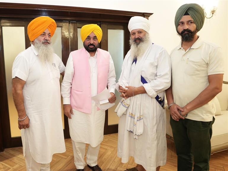 ਧਰਮ ਯੁੱਧ ਮੋਰਚੇ ਦੇ ਵਫ਼ਦ ਨੇ ਮੁੱਖ ਮੰਤਰੀ ਭਗਵੰਤ ਸਿੰਘ ਮਾਨ ਨਾਲ ਕੀਤੀ ਮੁਲਾਕਾਤ