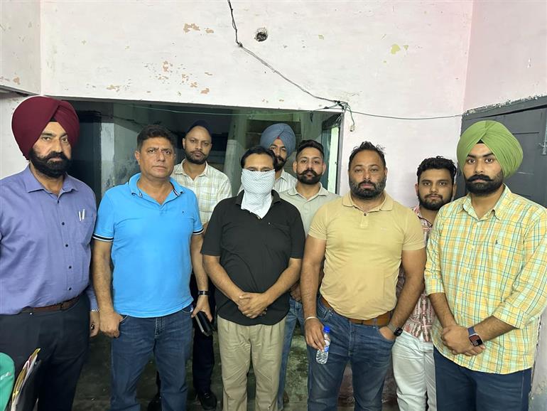 ਵਿਜੀਲੈਂਸ ਬਿਊਰੋ ਵੱਲੋਂ ਇੱਕ ਲੱਖ ਰੁਪਏ  ਰਿਸ਼ਵਤ ਲੈਂਦਾ ਐਸ.ਐਚ.ਓ. ਰੰਗੇ ਹੱਥੀਂ ਕਾਬੂ
