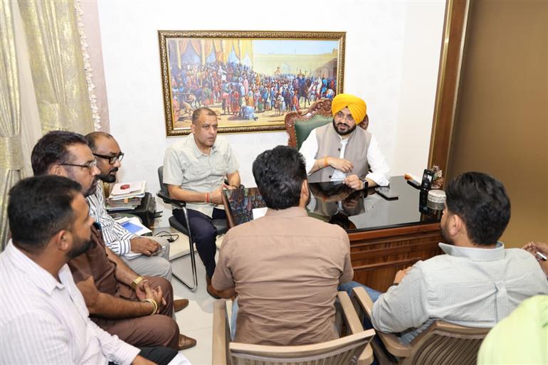 ਤਰੁਨਪ੍ਰੀਤ ਸਿੰਘ ਸੌਂਦ ਵੱਲੋਂ ਮਨਰੇਗਾ ਕਰਮਚਾਰੀ ਯੂਨੀਅਨ ਦੀਆਂ ਮੰਗਾਂ ਦਾ ਸਮਾਂਬੱਧ ਨਿਪਟਾਰਾ ਕਰਨ ਦਾ ਭਰੋਸਾ