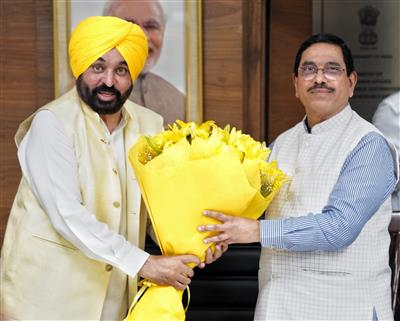 ਮੁੱਖ ਮੰਤਰੀ ਨੇ ਸੂਬੇ ਤੋਂ ਅਨਾਜ ਦੀ ਚੁਕਾਈ ਤੇਜ਼ ਕਰਨ ਲਈ ਕੇਂਦਰੀ ਮੰਤਰੀ ਪ੍ਰਹਿਲਾਦ ਜੋਸ਼ੀ ਦੇ ਦਖ਼ਲ ਦੀ ਕੀਤੀ ਮੰਗ