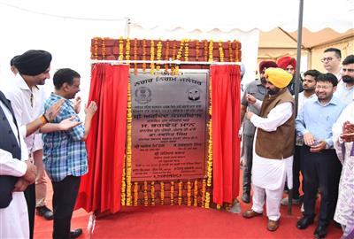 ਜਲੰਧਰ ਤੋਂ ਲੰਡਨ: ਅਰਵਿੰਦ ਕੇਜਰੀਵਾਲ ਅਤੇ ਮੁੱਖ ਮੰਤਰੀ ਮਾਨ ਨੇ ਆਲਮੀ ਮੈਚਾਂ ਲਈ 25,000 ਰਗਬੀ ਗੇਂਦਾਂ ਦੀ ਖੇਪ ਨੂੰ ਦਿਖਾਈ ਹਰੀ ਝੰਡੀ