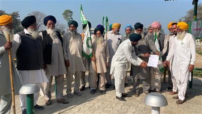 ਕਿਸਾਨਾਂ ਨੇ ਫੂਕੀਆਂ ਭਾਰਤ ਅਮਰੀਕਾ ਵਪਾਰ ਸਮਝੌਤੇ ਦੀਆਂ ਕਾਪੀਆਂ