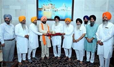 ਉਤਰਾਖੰਡ ਦੇ ਰਾਜਪਾਲ ਸ. ਗੁਰਮੀਤ ਸਿੰਘ ਸੱਚਖੰਡ ਸ੍ਰੀ ਹਰਿਮੰਦਰ ਸਾਹਿਬ ਵਿਖੇ ਹੋਏ ਨਤਮਸਤਕ