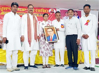 ਬਸੰਤ ਕੁਮਾਰ ਪਰਜਾਪਤ ਨੇ ਬੇਟੀ ਤਮੰਨਾ ਦਾ ਡਾ. ਅੰਬੇਦਕਰ ਜੀ ਦੀ ਤਸਵੀਰ ਨਾਲ ਕੀਤਾ ਸਨਮਾਨ