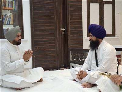 ਸੰਸਦ ਮੈਂਬਰ ਗੁਰਜੀਤ ਸਿੰਘ ਔਜਲਾ ਵੱਲੋਂ ਜਥੇਦਾਰ ਕੁਲਦੀਪ ਸਿੰਘ ਗੜਗੱਜ ਨਾਲ ਅਹਿਮ ਮੁਲਾਕਾਤ