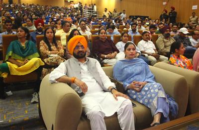 ‘ਹਮਾਰੇ ਰਾਮ’ ਨਾਟਕ ਦੀ ਮੋਹਾਲੀ ਵਿਖੇ ਪ੍ਰਭਾਵਸ਼ਾਲੀ ਪੇਸ਼ਕਾਰੀ ਨੇ ਦਰਸ਼ਕਾਂ ਨੂੰ ਕੀਤਾ ਮੰਤਰਮੁਗਧ